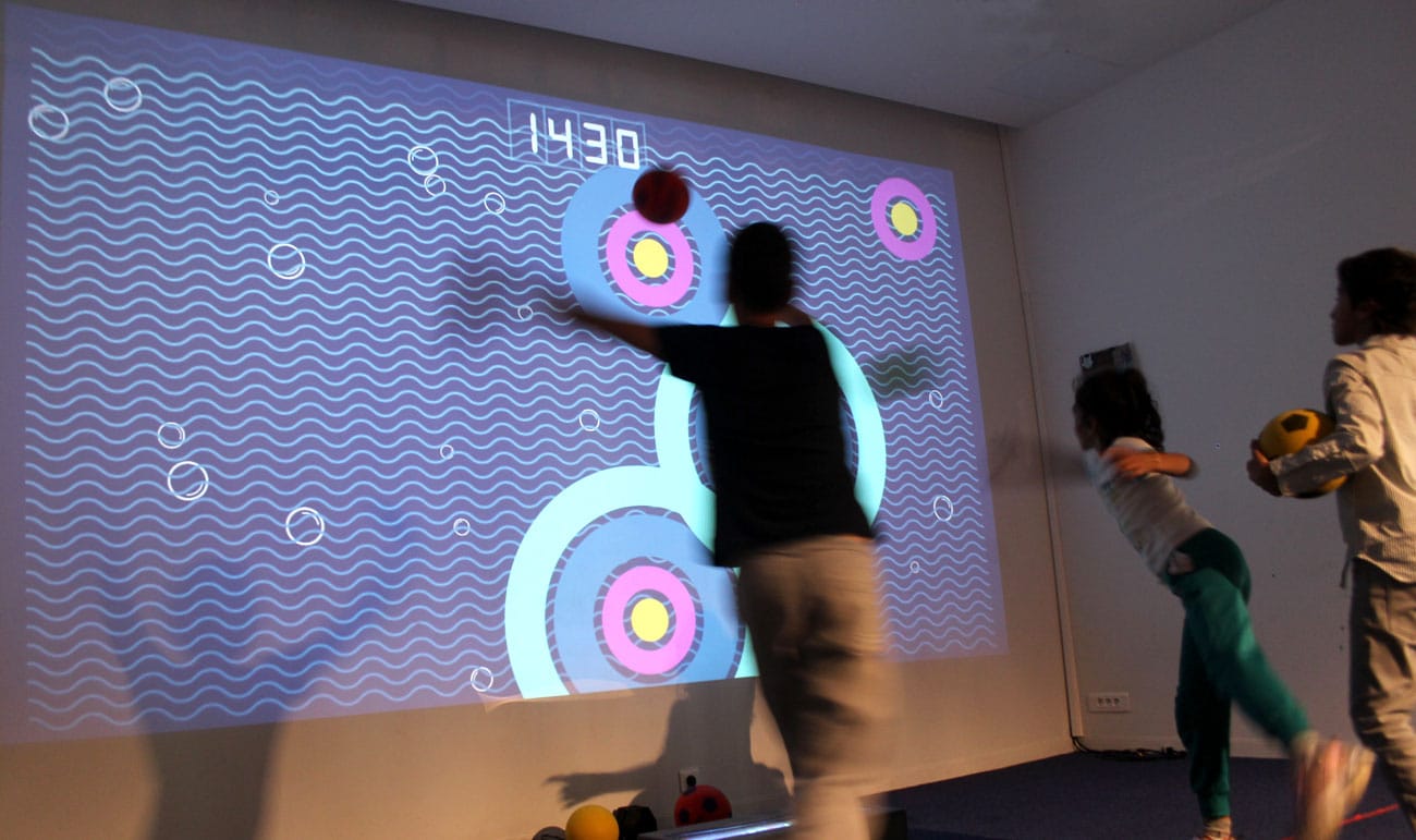 Un mur interactif avec des jeux pour enfants 